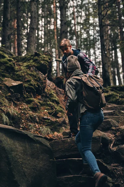 Pareja senderismo juntos en los bosques de montaña — Foto de Stock