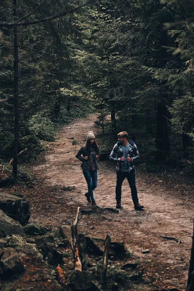 Çift birlikte hiking — Stok fotoğraf