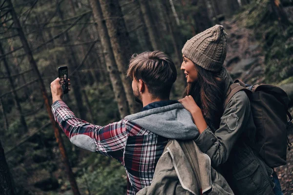 Coppia escursioni insieme nei boschi di montagna — Foto Stock