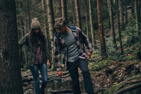 白人のカップルが一緒にハイキング — ストック写真