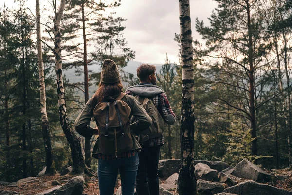Couple enjoying hiking together — Stock Photo, Image
