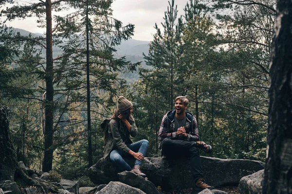 Par njuter av vandring tillsammans — Stockfoto