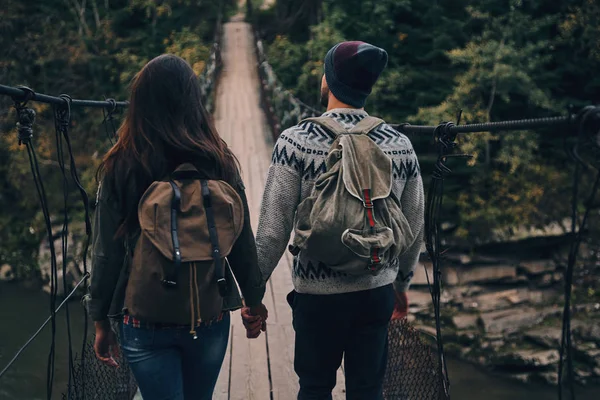 Couple marchant sur le pont suspendu — Photo