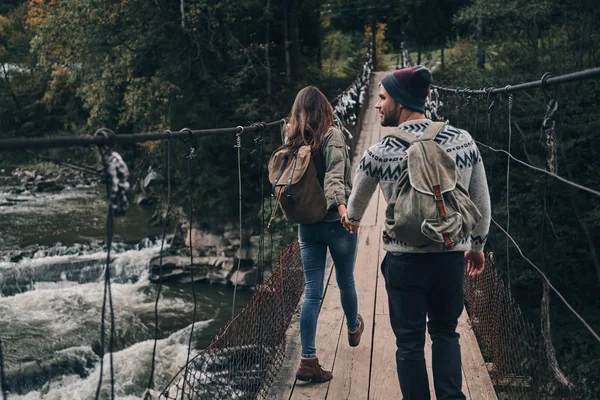Casal andando na ponte suspensa — Fotografia de Stock