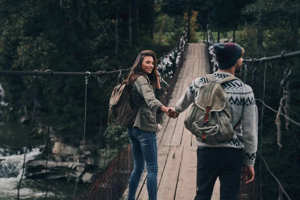 Casal andando na ponte suspensa — Fotografia de Stock