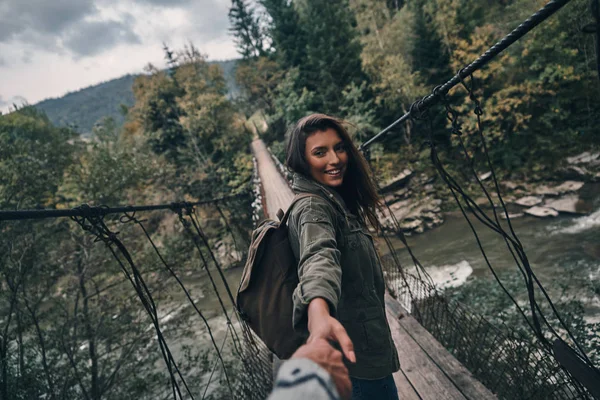 Man håller flickvänner hand — Stockfoto