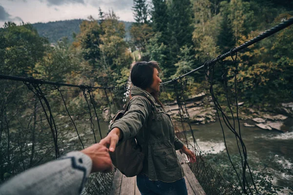 Man håller flickvänner hand — Stockfoto