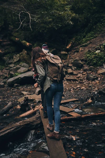 カップルは一緒に山でのハイキング — ストック写真