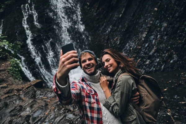 Couple amoureux prendre des photos selfie — Photo