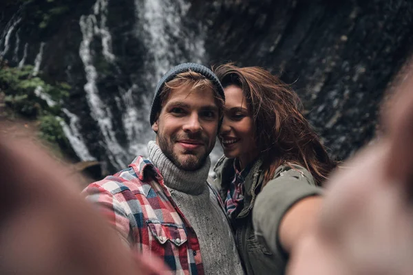 Pareja en el amor tomando selfie fotos —  Fotos de Stock