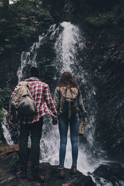 相爱的情侣站在瀑布附近 — 图库照片