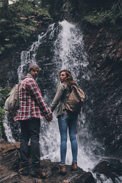 Пара закохана стоїть біля водоспаду — стокове фото