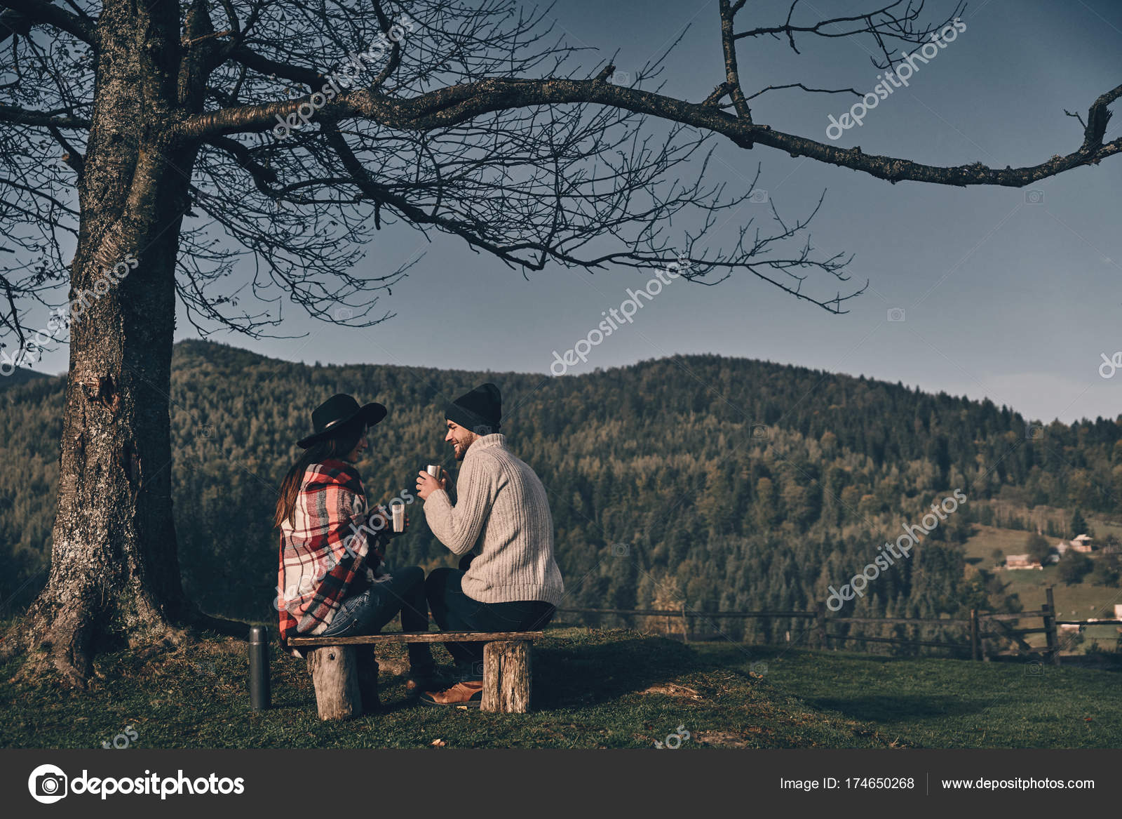 Pareja sentada en un banco bajo un árbol fotos de stock, imágenes de Pareja sentada en un banco bajo un árbol sin royalties | Depositphotos Pareja sentada en un banco bajo un árbol fotos de stock, imágenes de Pareja sentada en un banco bajo un árbol sin royalties | Depositphotos