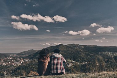 yerde oturan Gezgin Çift