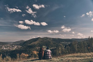 yerde oturan Gezgin Çift