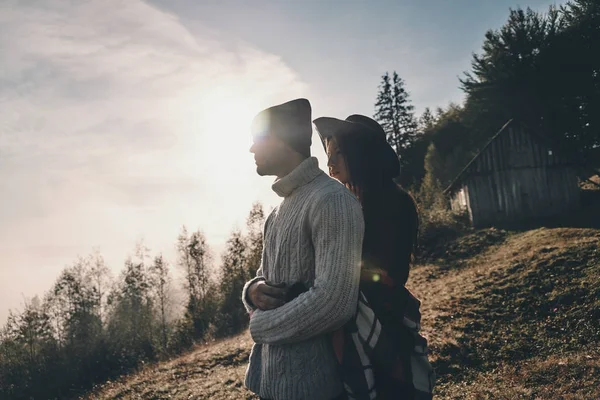 Paar in liefde omarmen — Stockfoto