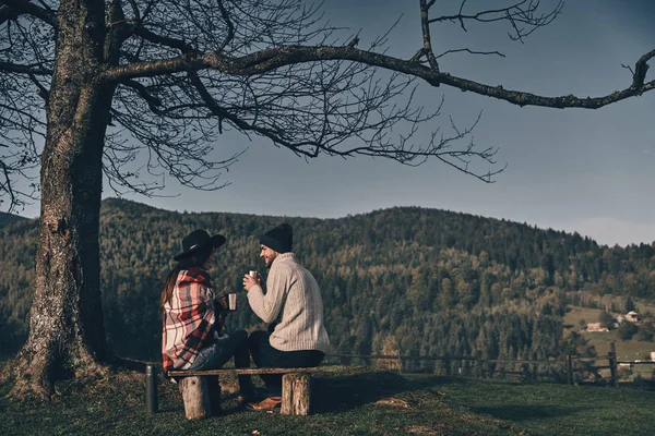 Traveler paret sitter på bänken — Stockfoto