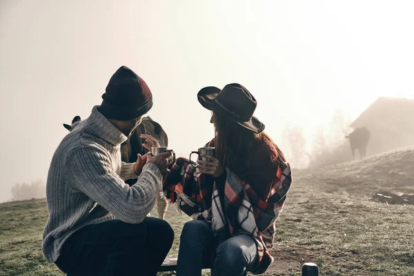 Paar genießt Herbstmorgen — Stockfoto