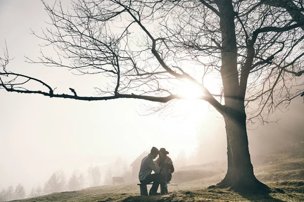 Paar verliefd genieten van herfst ochtend — Stockfoto