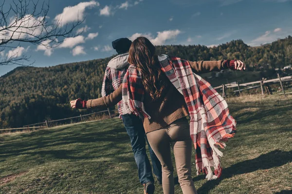 Casal correndo ao ar livre curtindo campo — Fotografia de Stock