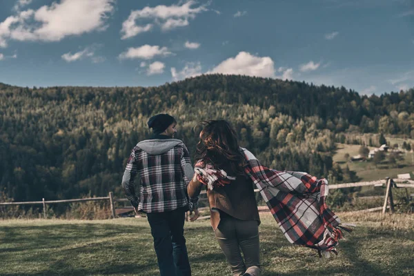 Casal correndo ao ar livre curtindo campo — Fotografia de Stock