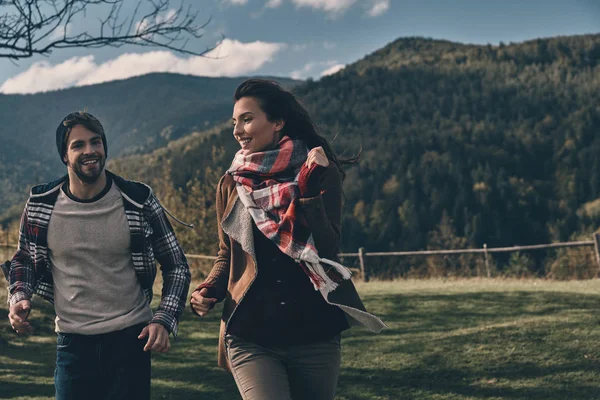 Paar läuft im Freien und genießt die Landschaft — Stockfoto