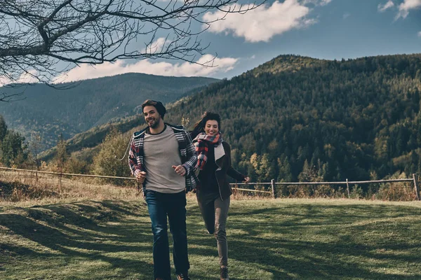 Игривая пара влюблённая бегущая на открытом воздухе — стоковое фото