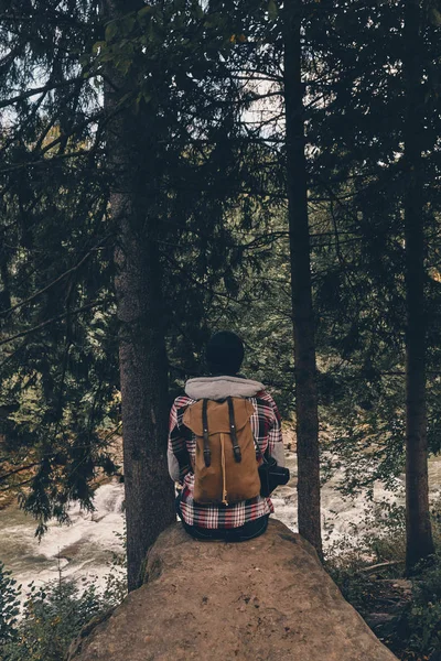 Hicker Frau sitzt auf einem Felsen — Stockfoto