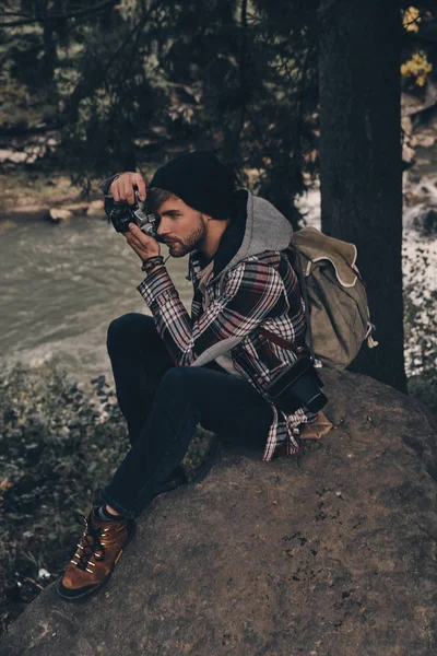 Genç modern insanın doğa fotoğrafçılığı