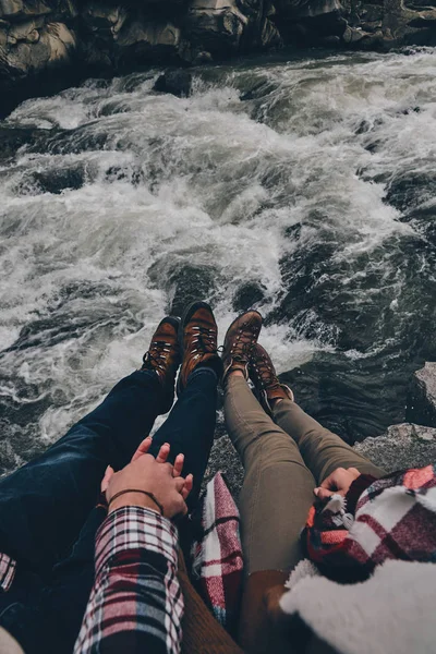 Paar in de liefde Handen vasthouden — Stockfoto