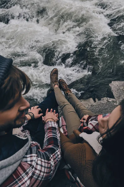 Pareja enamorada sosteniendo las manos — Foto de Stock