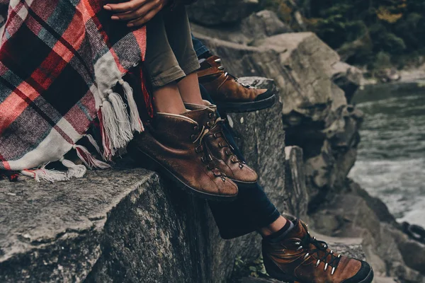 Pernas de casal em botas para caminhadas — Fotografia de Stock