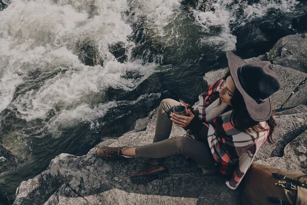 Vrouw bedekt met deken drinken tee — Stockfoto