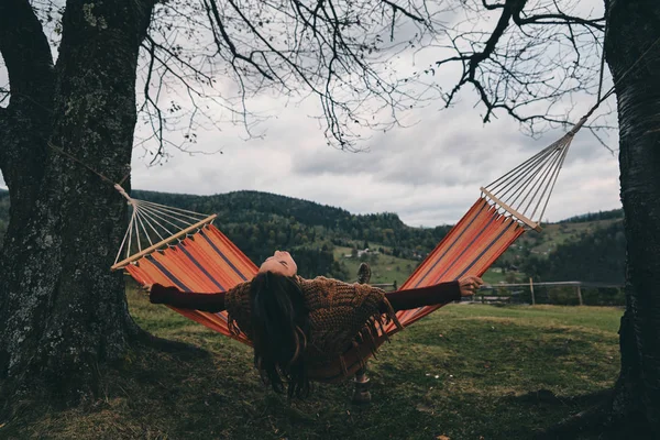 Kvinna vilar i hängmatta — Stockfoto