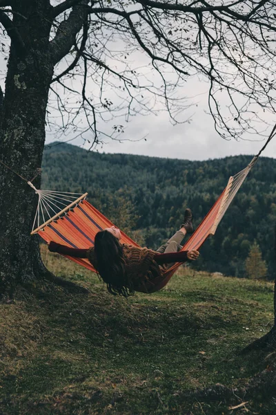 Kvinna vilar i hängmatta — Stockfoto