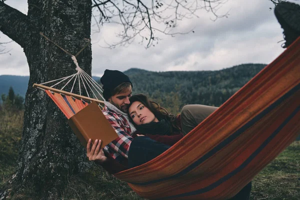 Livro de leitura de casal em rede — Fotografia de Stock