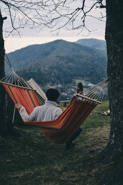 Man zittend in hangmat — Stockfoto