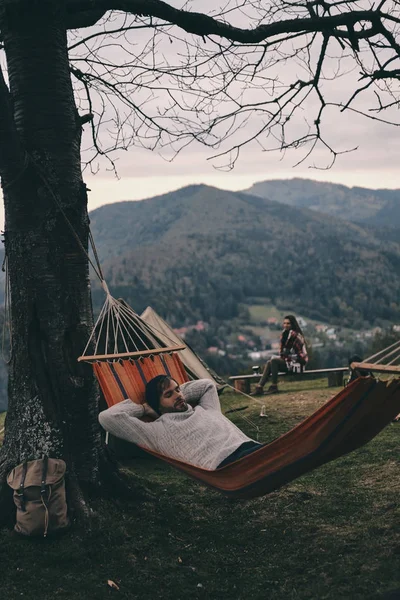 Man liggen in hangmat — Stockfoto