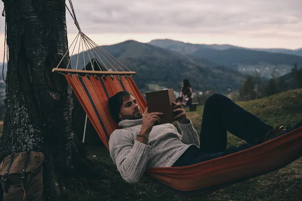 Livre de lecture d'homme dans l'hamac — Photo