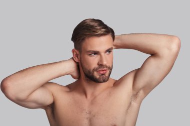 gömleksiz genç adam