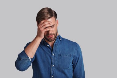 Hayal kırıklığına uğramış sakallı genç adam