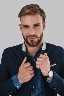 Yakışıklı adam ceketinin ayarlama