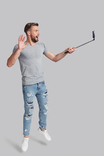 Hombre tomando selfie mientras salta — Foto de Stock