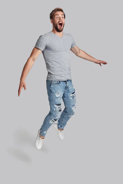 Uomo urlando mentre salta — Foto Stock
