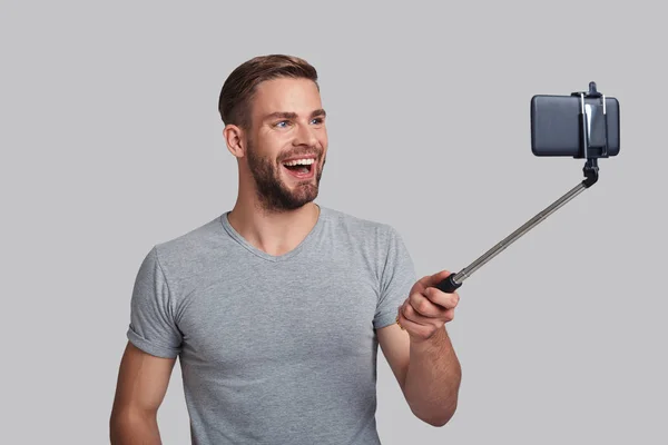 웃는 남자 selfie를 복용 — 스톡 사진