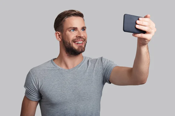 Uomo scattare selfie sul telefono cellulare — Foto Stock
