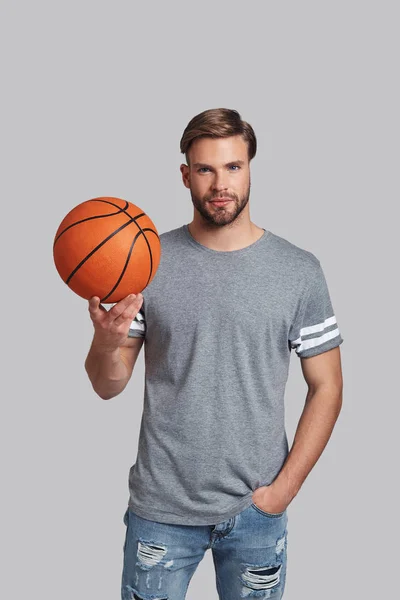Чоловік тримає баскетбольну кулю — стокове фото