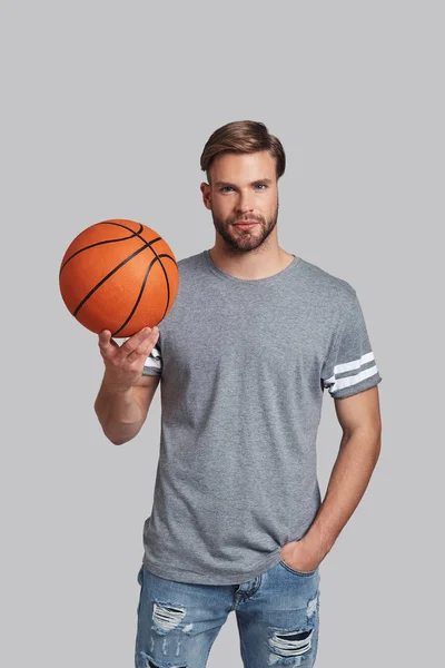 Homme tenant une balle de basket — Photo