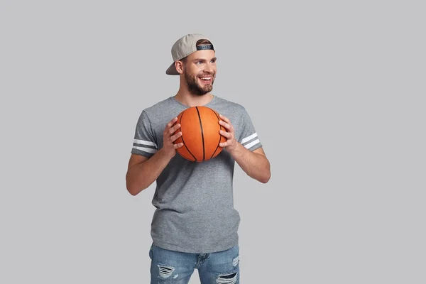 Hombre sosteniendo una pelota de baloncesto — Foto de Stock