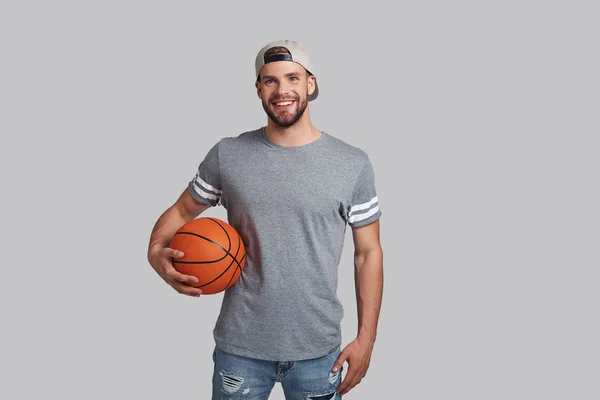 Homme tenant une balle de basket — Photo